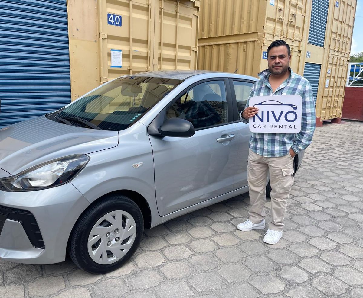 Cliente feliz de Nivo Car Rental en Cancún — entrega Julio 3